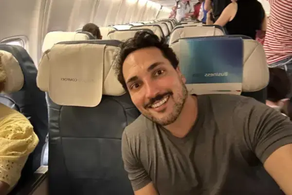 Influencer Estevam em assento de avião (Fonte: Estevam pelo Mundo)