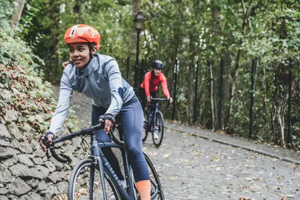 mulher andando de bicicleta na trilha