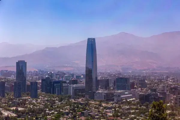 Santiago, no Chile, com prédios e montanhas ao fundo