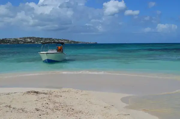 Praia em Saint Maarten (Fonte: Unsplash)