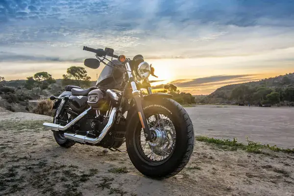 motocicleta-cruiser-em-estrada-de-terra