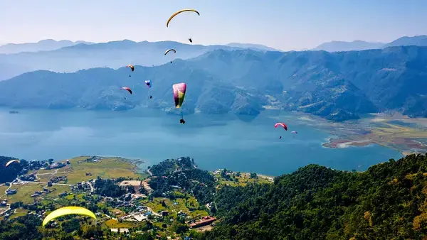 Vista aérea de pessoas fazendo paraquedismo no Lago Fewa em Phokara, no Nepal (Fonte: Unsplash)