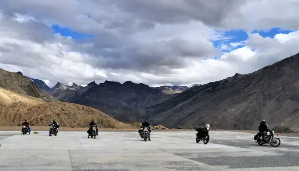 grupo de amigos andando de moto em bando