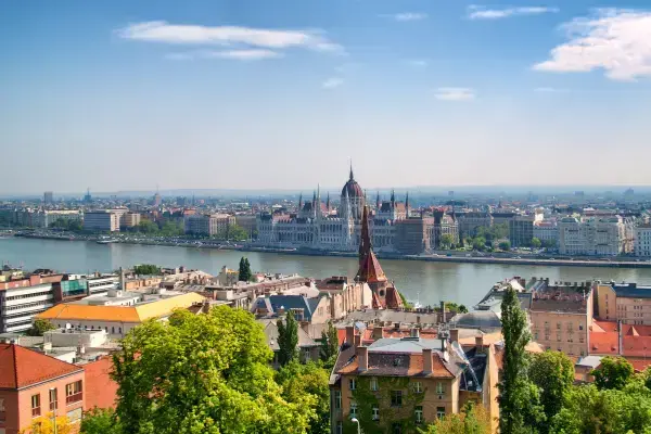 imagem do alto mostrando a cidade a luz do dia