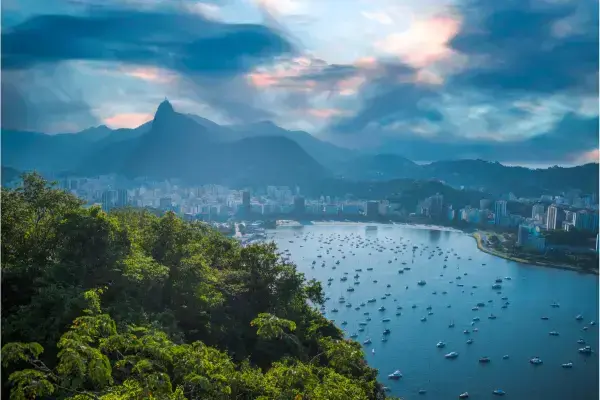 Paisagem do Rio de Janeiro, praias e montanhas