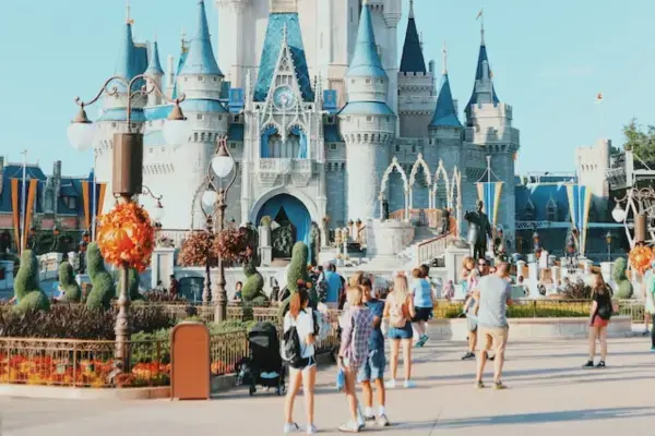 Visitantes da Disney circulando pelo parque