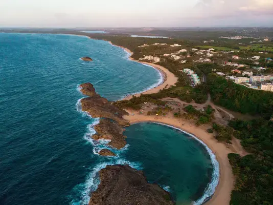 Praia Mar Chiquita em Maniti, Porto Rico (Fonte: Unsplash)