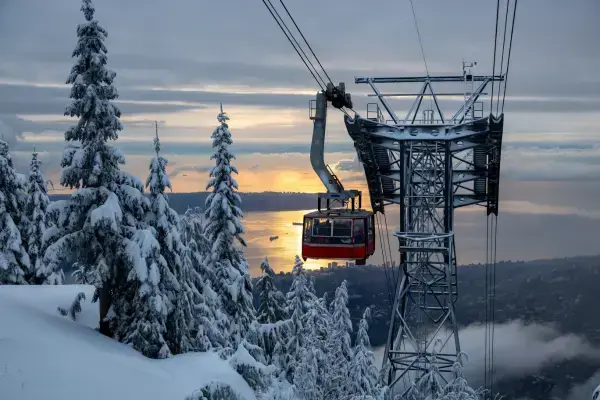 Neve e paisagem montanhosa em Grouse Mountain, norte de Vancouver