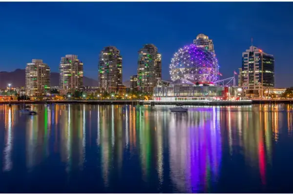 Arquitetura do Science World vista do mar, em Vancouver