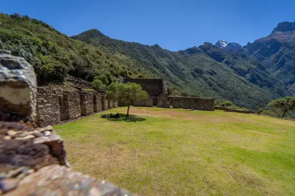 vista panorâmica de um monte verde e muros