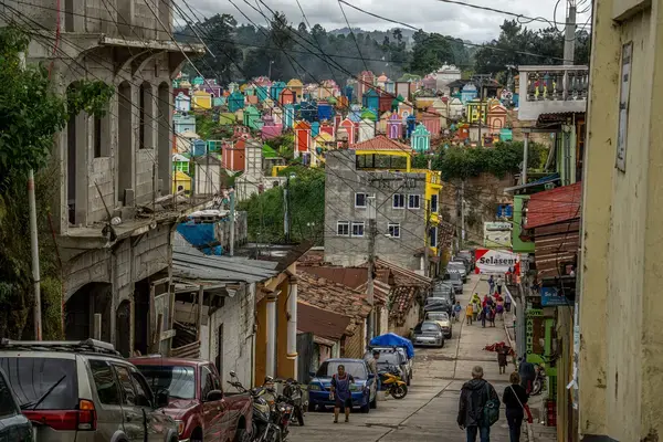 imagem da rua e no horizonte imagem sobre casinhas coloridas