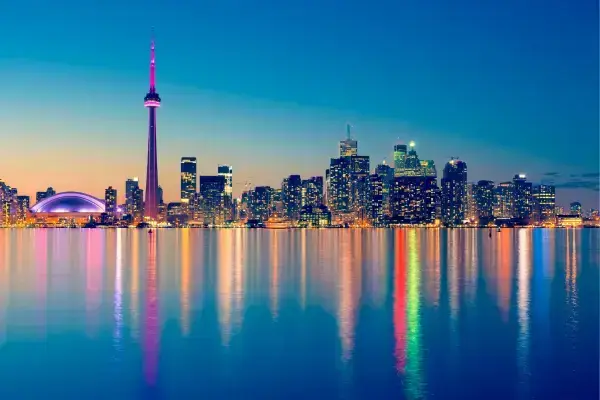 imagem magnifca de luzes coloridas refletidas num imenso lago