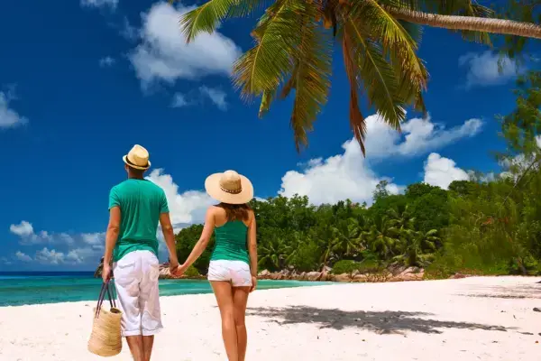 um casal olhando o mar de seychelles