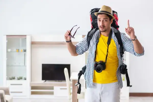 um homem com uma grande mochila nas costas atento