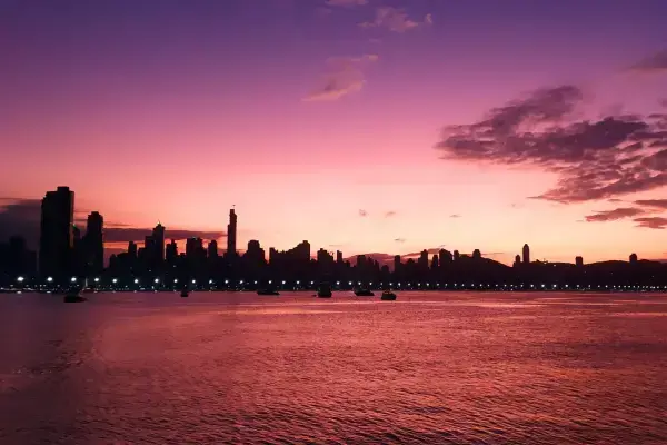 Predios e mar de Balneário Camboriú ao entardecer