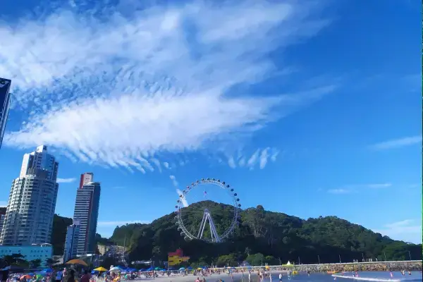 Roda gigante de Balneário Camboriú vista da praia