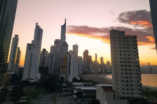 Vista da cidade de Balneário Camboriú a partir da Passarela da Barra