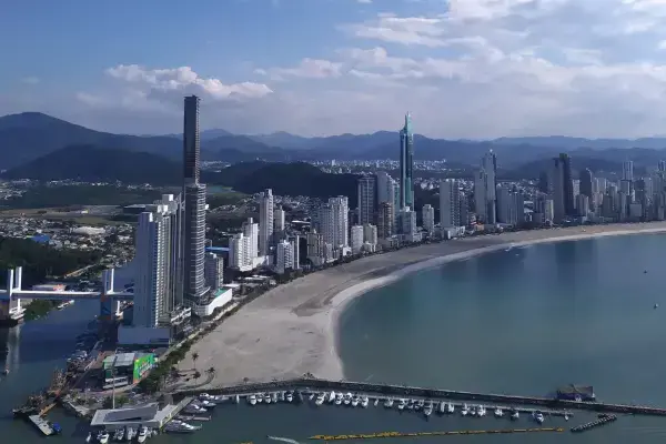 Vista dos prédios de Balneário a partir do Parque Unipraias