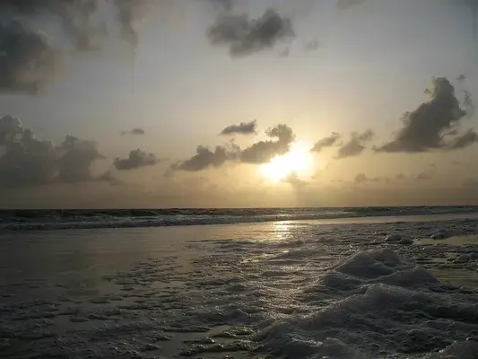 Nascer do Sol na praia de Ajuruteua em Bragança, Pará (Fonte: Tiago de Jesus Neves/Wikimedia)