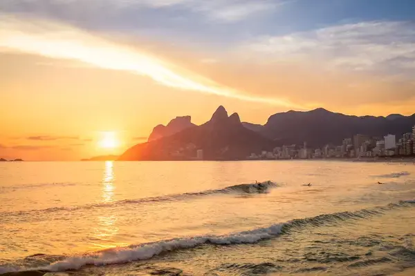 Vista da Praia de Ipanema com Morro dos Dois Irmãos (Fonte: Adobe Stock)