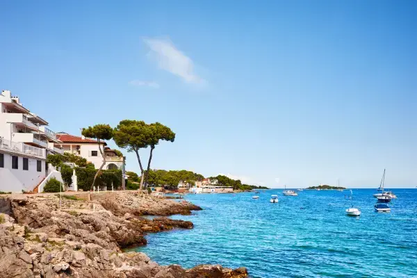 Enseada localizada próximo a Alcudia, na ilha de Maiorca