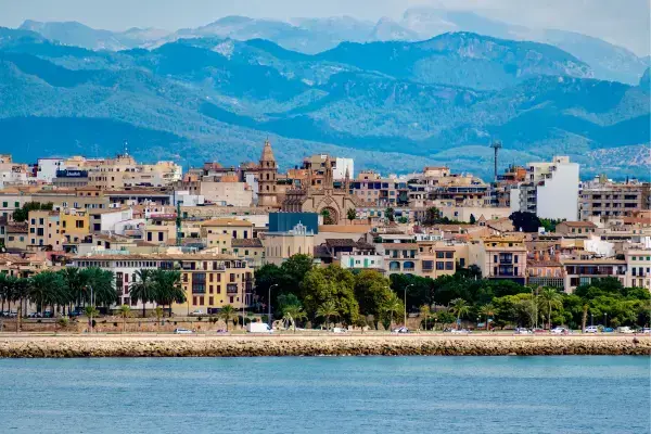 Cidade de Palma, capital da ilha de Mallorca, vista do mar