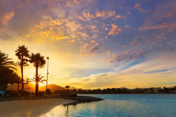 Praia de Alcudia ao entardecer, ao por do sol