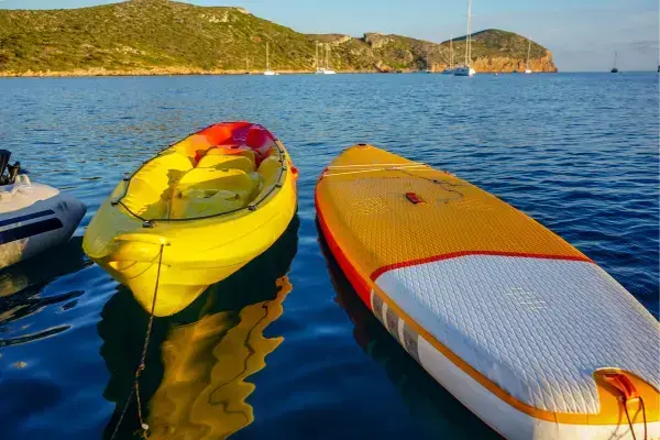 Kayak e prancha de surf em Cabrera, na ilha de Maiorca