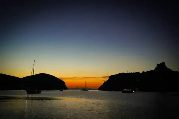 Por do sol em Cabrera, Maiorca, com barcos e mar a vista