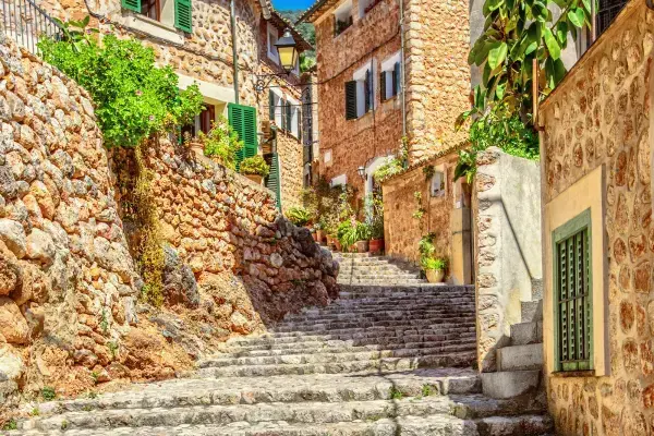 Escada e casas de pedra da povoação de Fornalutx