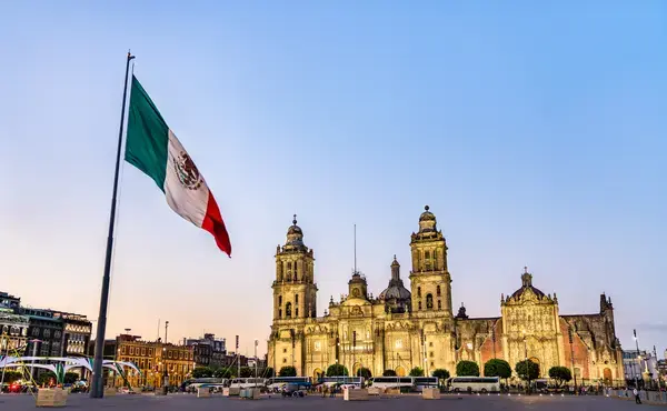bandeira do méxico pendurada e ao fundo a Catedral em tons dourados
