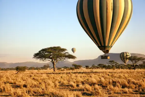 Balão no céu do Parque Nacional de Serengeti