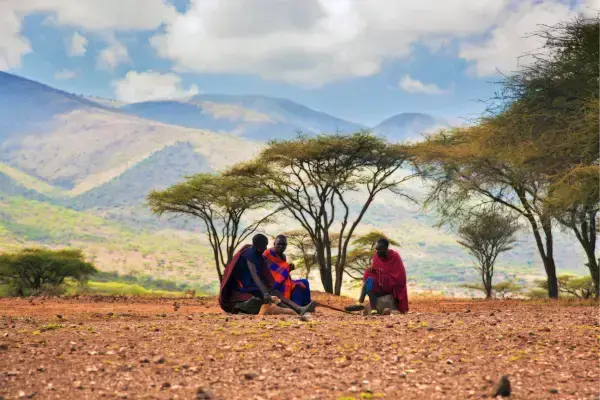 Homens sentados e conversando no Parque Nacional de Ngorongoro