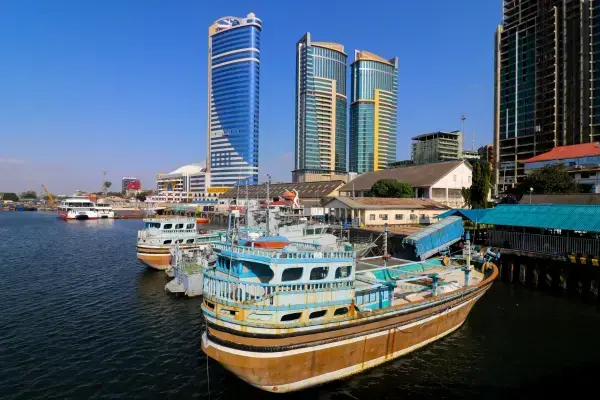Porto da cidade de Dar es Salaam com prédios ao fundo