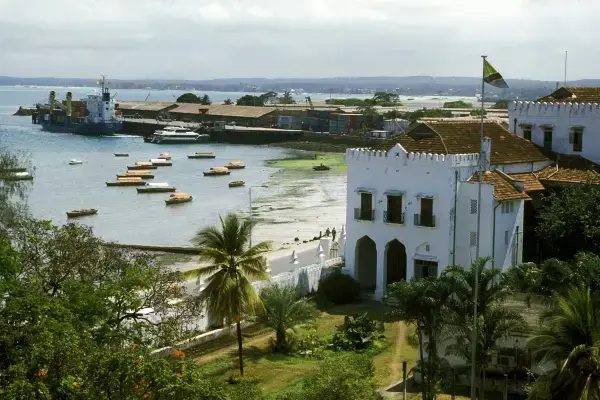 Casas antigas e mar em Stone Town, na ilha de Zanzibar