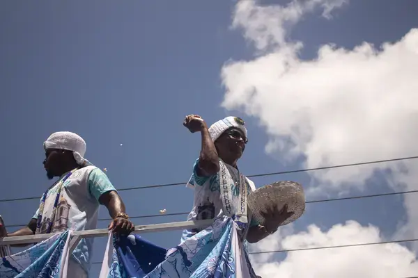 Filho de Gandhy jogando água de cheiro na Lavagem do Senhor do Bonfim (Fonte: Arquivo Pessoal)