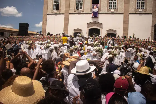 Pessoas em frente a Basílica do Senhor do Bonfim na Lavagem (Fonte: Arquivo Pessoal)