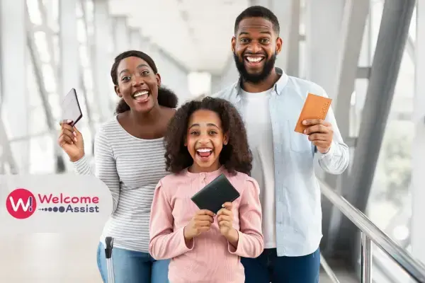 família feliz segurando um passaporte na mão