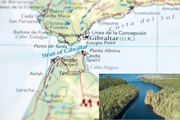 mapa do estreito de sunda, no canto inferiro esquerdo está a imagem do local: um mar azul escuro com árvores ao lado fazendo um caminho.