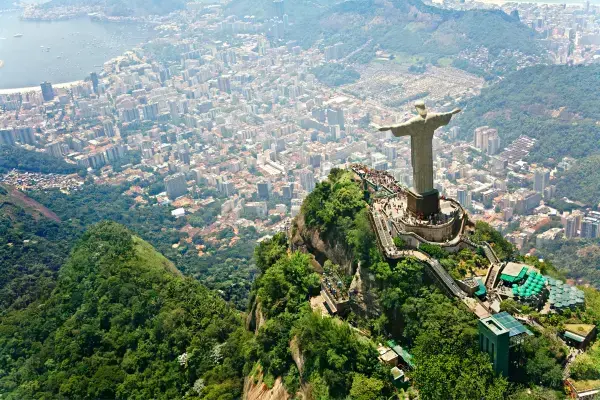 Vista para a cidade do Rio e o Morro do Corcovado com o Cristo Redentor