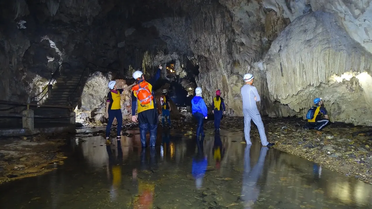 Pessoas fazendo trilha na Caverna do Diabo (Fonte: Reprodução/Guia de Áreas Protegidas)