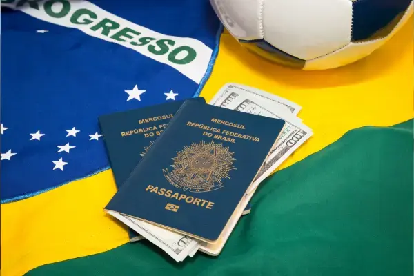 bandeira do brasil em baixa camada com um passaporte Brasileiro acima