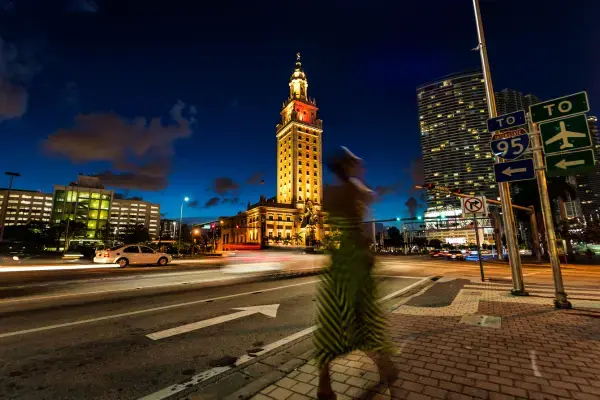 Mulher andando na rua a noite