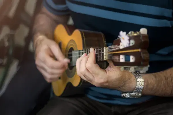 Homem tocando cavaquinho em roda de samba no Rio de Janeiro