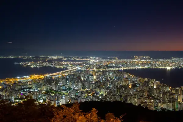 Luzes de prédios e casas de cidade durante a noite