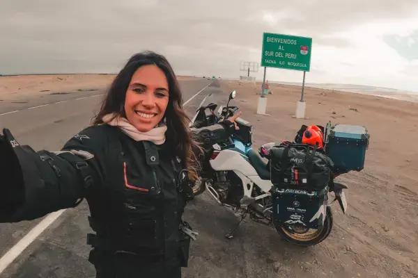 Lary em frente de placa de "Bem-vindo ao Peru" (Fonte: Arquivo Pessoal)