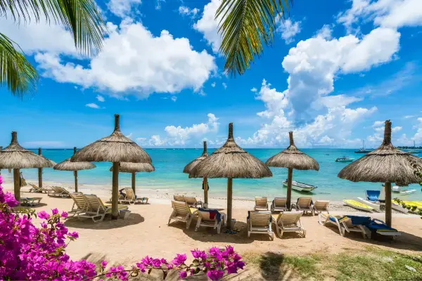 Vista para o mar com guarda-sóis na areia de praia das Ilhas Maurício