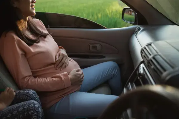 mulher grávida sentada confortavelmente no carro