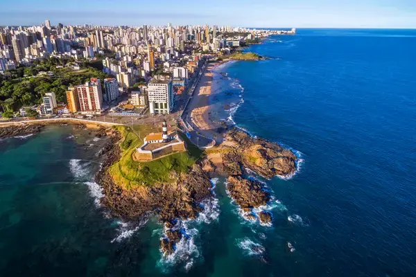 Vista aérea da cidade e mar de Salvador