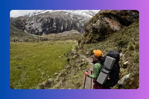 Day em uma de suas aventuras pelo mundo. Ao fundo, montanhas cobertas de neve